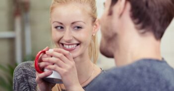 Flirt Fever: Wo Flirts und Begegnungen beginnen. (Foto: AdobeStock, contrastwerkstatt_77378139)