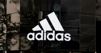 Adidas hat sich weltweit als führender Hersteller von Sportprodukten etabliert. (Foto: AdobeStock 283043772 ink drop)