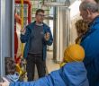 Besucher erkunden Blockheizkraftwerk in Weimar-Schöndorf (Foto: Stadtwerke Weimar Stadtversorgungs-GmbH)