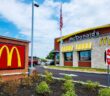 McDonald’s Restaurants prägen das Stadtbild weltweit, mit über 39.000 Standorten. (Foto: AdobeStock-866808606 Refrina)