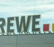 Das Hauptquartier der Rewe Group in Köln, ein Symbol für Wachstum und Nachhaltigkeit (Foto: AdobeStock 592782226-Annabell Gsödl)